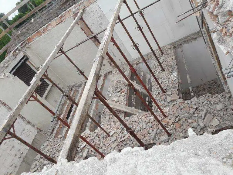 Strà, demolizione controllata e ristrutturazione totale fabbricato