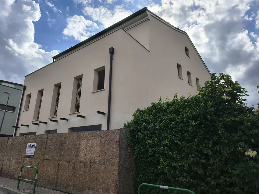 Demolizione e nuova costruzione edificio residenziale-commerciale