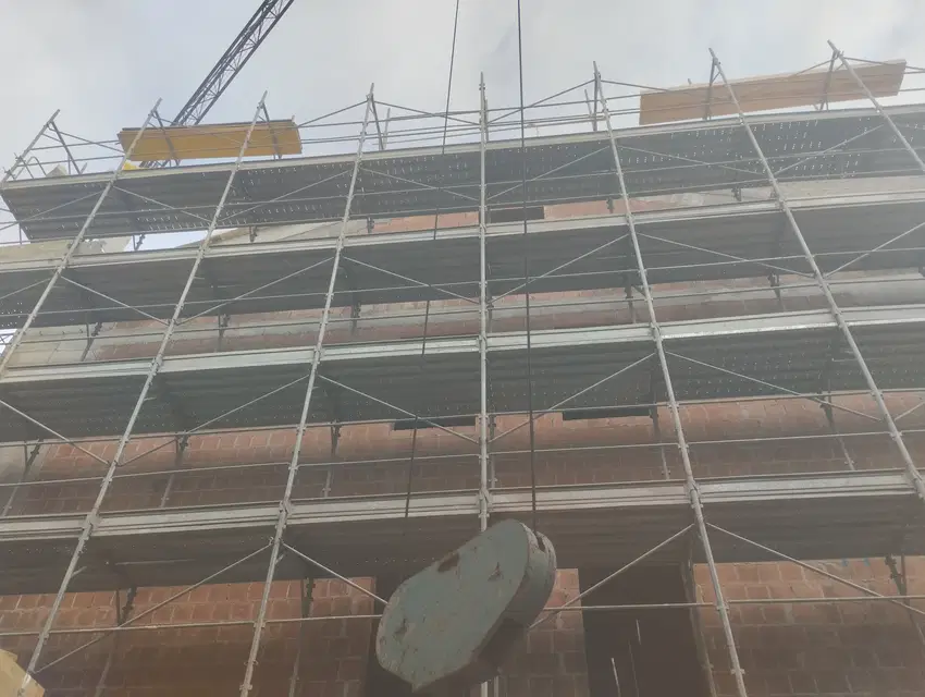 Demolizione e nuova costruzione edificio residenziale-commerciale